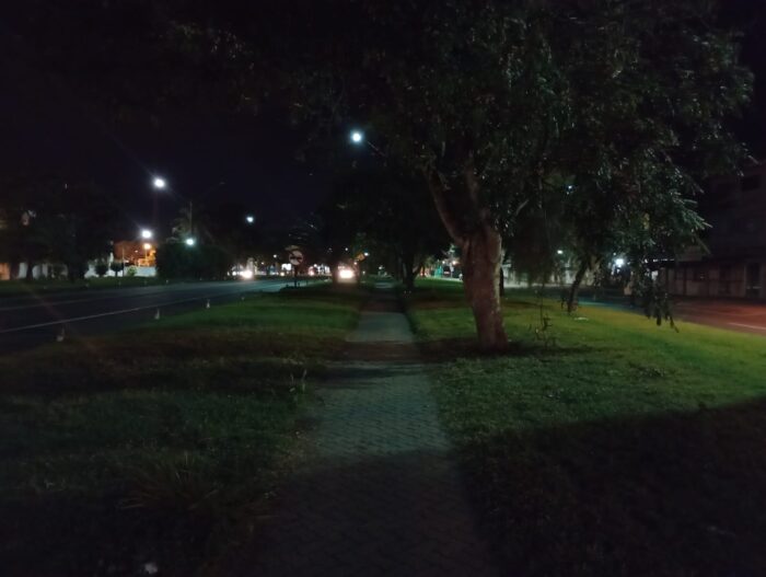 CALÇADÃO ESCURO – Prefeitura de São Mateus deixa 181 lâmpadas apagadas no perímetro urbano da BR-101; veja vídeo exclusivo