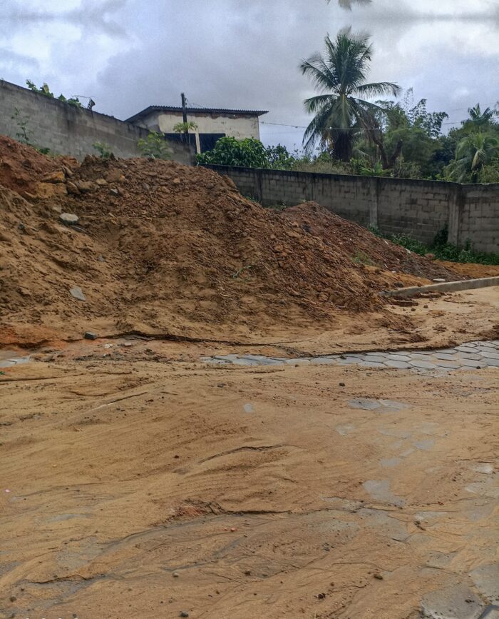 OBRA SONRISAL EM SÃO MATEUS – Moradora mostra desmanche de calçamento da gestão Daniel após chuveco; ação foi anunciada com pompa por ‘vereador problemático’ na Câmara