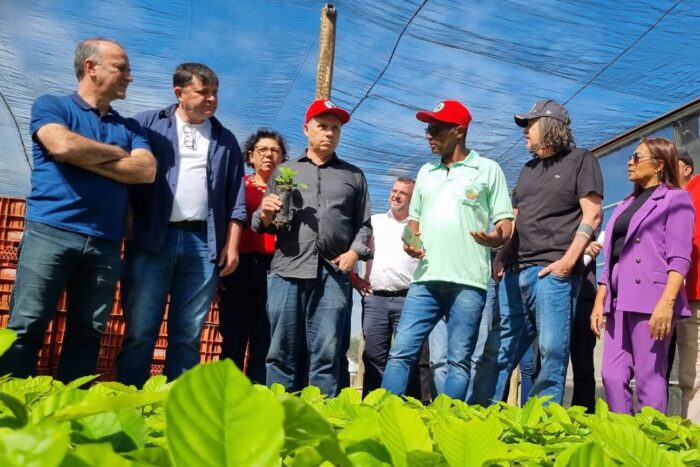 TOM POLÍTICO – Ciety trama, Daniel demite educadora do PT ligada aos movimentos sociais por inversão de valores e, depois, na cara dura, os dois posam com ministro petista da Reforma Agrária em festa do MST; palmas para a adesão da ‘Vingadora dos Quilômetros’ à liga da política rasteira de São Mateus