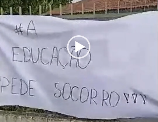 NO DISTRITO DA ‘FESTA DO SUPERFATURAMENTO’ – Protesto contra gestão Daniel por falta de professores na escola de São Geraldo; Secretaria de Educação quer colocar professora única para cinco turmas de 4º e 5º anos; veja vídeo