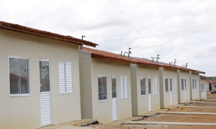 Lula relança PAC de R$ 1,7 trilhão com foco em moradia, mobilidade urbana e energia; programa busca gerar emprego e renda, além de reduzir desigualdades sociais