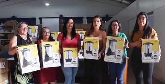 EDUCAÇÃO PEDE SOCORRO – Secretária Marília Silveira entrega cafeteiras, mas escolas de São Mateus seguem sem papel higiênico e outros itens básicos de higiene e limpeza; segunda parcela do Proaufes ainda não foi liberada