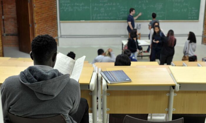 Brasil investe menos em educação que países da OCDE; estudo aponta queda na aplicação de recursos no setor em 2019 e 2020