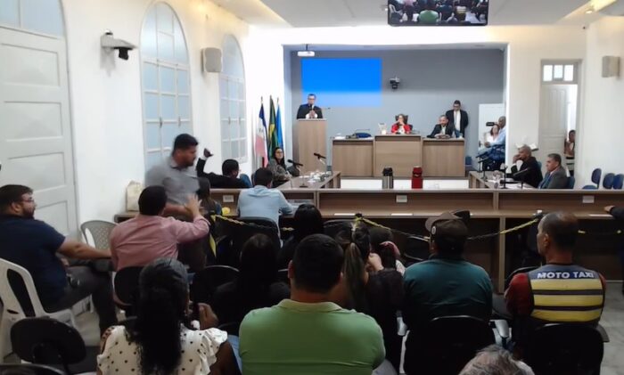 SOBERBA GERA DESCONTENTAMENTO – Balanga assume lugar de Daniel, esfrega obras na cara de outros vereadores e cria racha na base do prefeito na Câmara de São Mateus; veja o vídeo