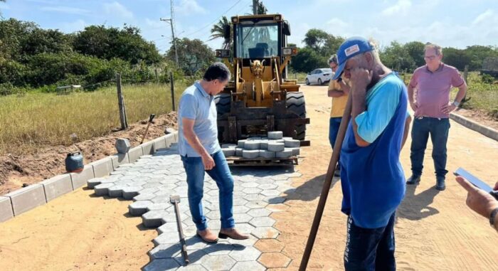 Freitas vistoria obras de calçamento no Distrito de Nativo de Barra Nova, em São Mateus
