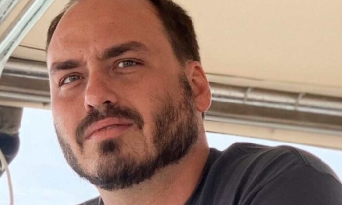 Carlos Bolsonaro usava assessores para obter informações da Abin, diz PF