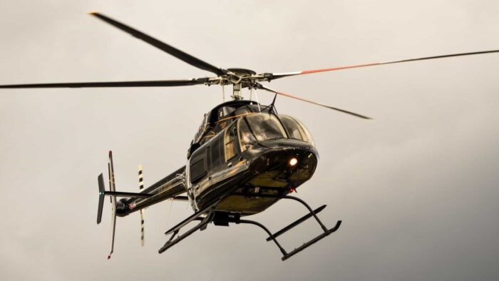 Helicóptero com 4 passageiros cai em lago no interior de MG