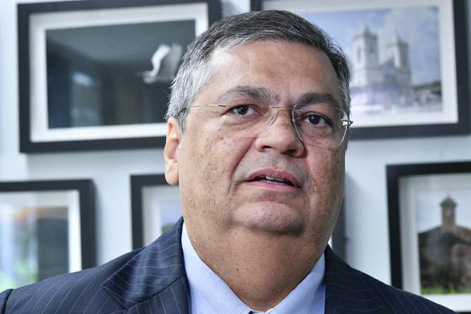 Dino propõe fim da aposentadoria compulsória para juízes e militares