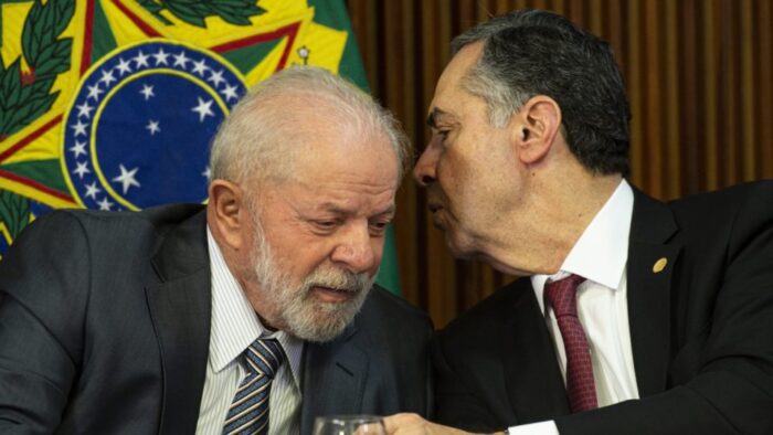 No STF, Lula defende regulação das redes sociais no país