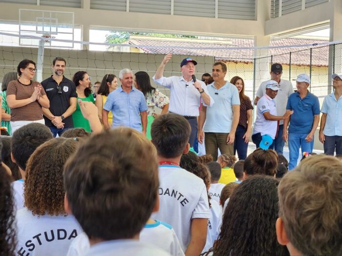 Com Marcos Guerra, Casagrande entrega novo Cras, reforma do Creas e calçamento rural em Jaguaré; governador autorizou construção de nova sede da companhia da PM