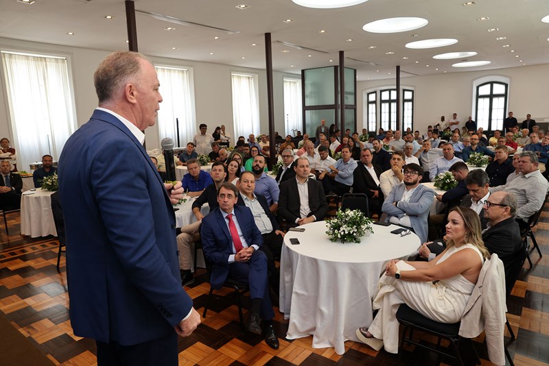 Casagrande recebe prefeitos e vice-prefeitos eleitos e reeleitos para apresentação de projetos e ações
