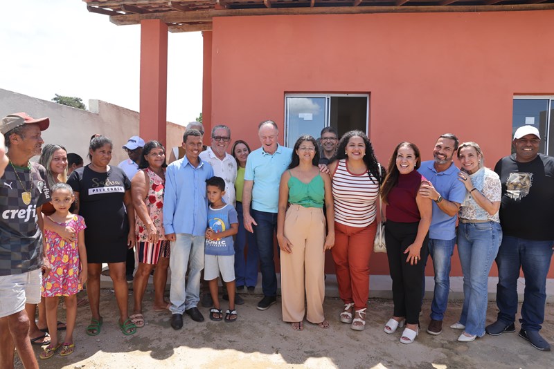 Em Mucurici, Casagrande autoriza construção de nova barragem e entrega casas populares
