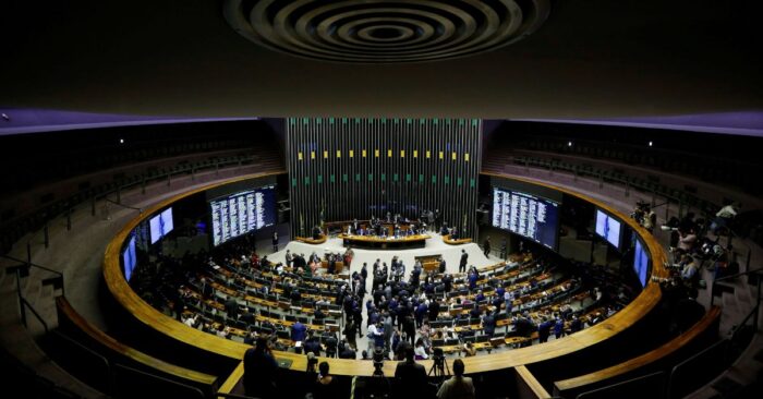 Câmara Federal aprova projeto que limita o aumento do salário mínimo e restringe acesso ao BPC; veja detalhes