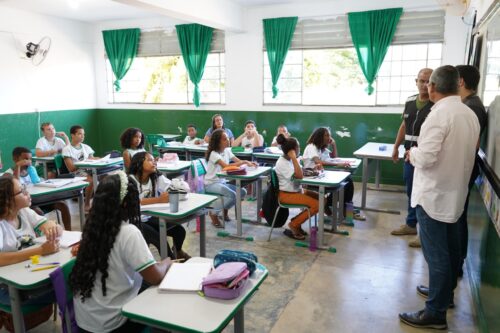 SÃO MATEUS – Prefeito visita escolas, ouve elogios à merenda e identifica necessidade de melhorias na estrutura