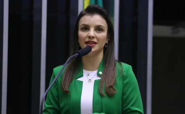 Deputada denuncia marido por agressão e pede medida protetiva; veja carta aberta