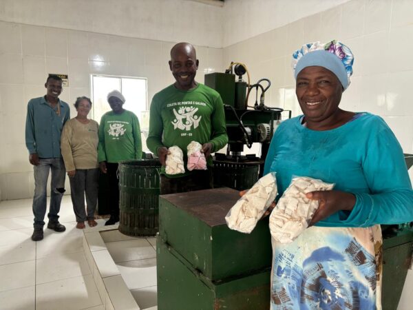 Comunidade quilombola amplia produção de farinha e derivados de mandioca no Norte do Estado