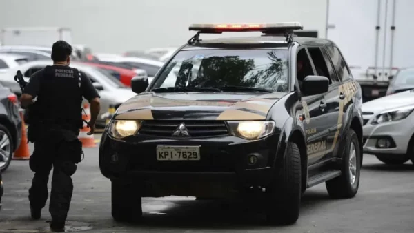 PF faz operação contra grupo suspeito de espalhar ‘fake news analógica’ nas eleições