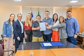 Pazolini dá posse a professores aprovados em concurso em Vitória