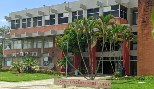 Alunos de Medicina são expulsos da Ufes após venda de prova