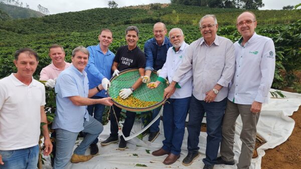 Ricardo Ferraço abre colheita da safra 2025 de café arábica no Espírito Santo