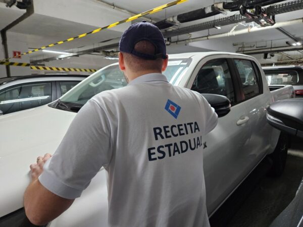 Fiscalização flagra irregularidades e apreende veículos novos no valor de R$ 10 milhões