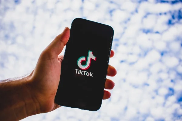 Trump estende em 90 dias prazo para que TikTok evite suspensão nos EUA