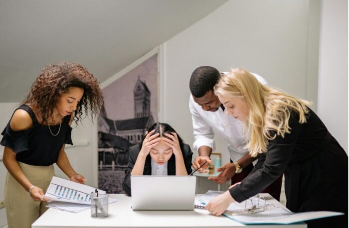 IDENTIDADE PROFISSIONAL, POR ADRIANA BARBOSA – Reconhecendo sinais de esgotamento nas equipes