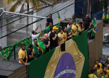 Ex-assessor de Moraes participa de ato bolsonarista por telefone em Vila Velha