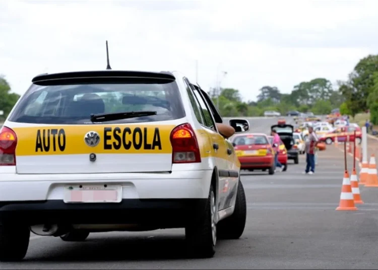 Contran aprova resolução que acaba com obrigação de aula em autoescola