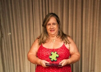 Professora do Espírito Santo recebe prêmio nacional por projeto de incentivo à poesia