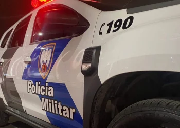Homem é preso por agredir e ameaçar companheira com faca na frente dos filhos