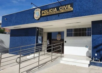 Homem dá facada na mulher e pula da varanda para tentar escapar da PM