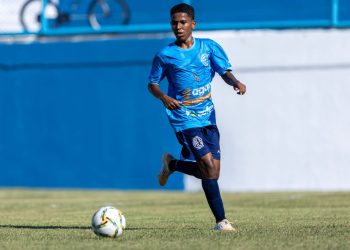 Bernardo chama atenção de clubes e vira promessa do futebol mateense